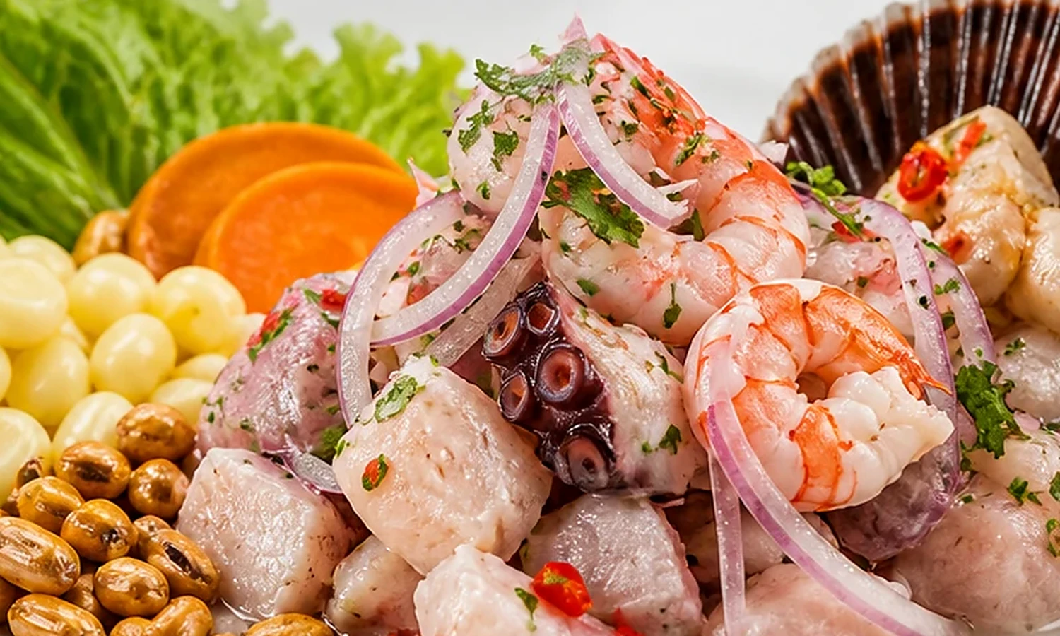 Plato de ceviche mixto con pescado, mariscos, choclo, cancha y camote